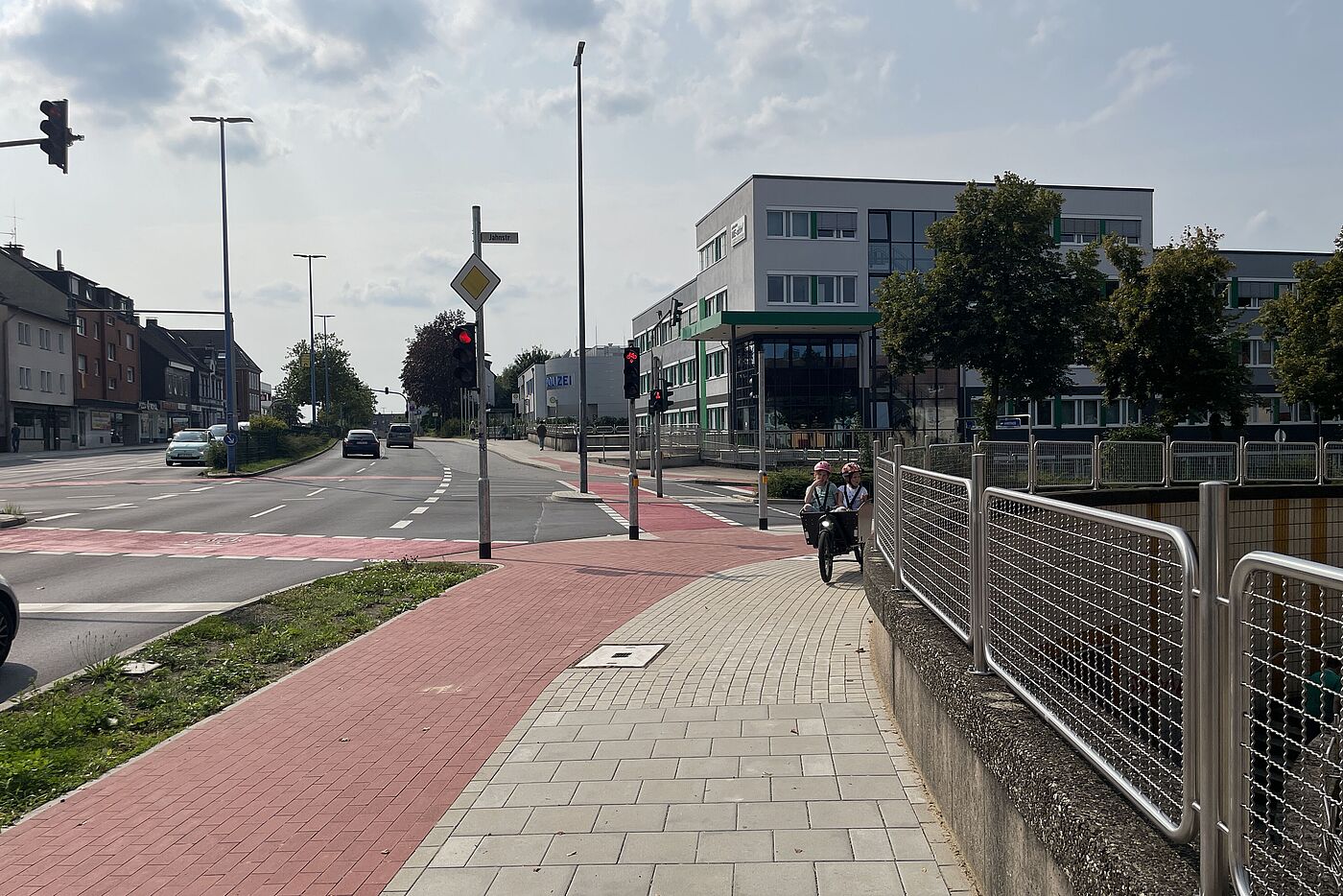 Großzügige Führung des Geh- und Radweges am Tunnel durch Wegfall der Rechtsabbiegerspur