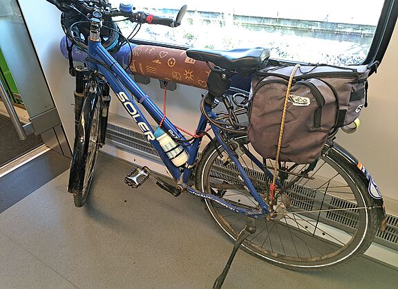 Ein Fahrrad im Zug