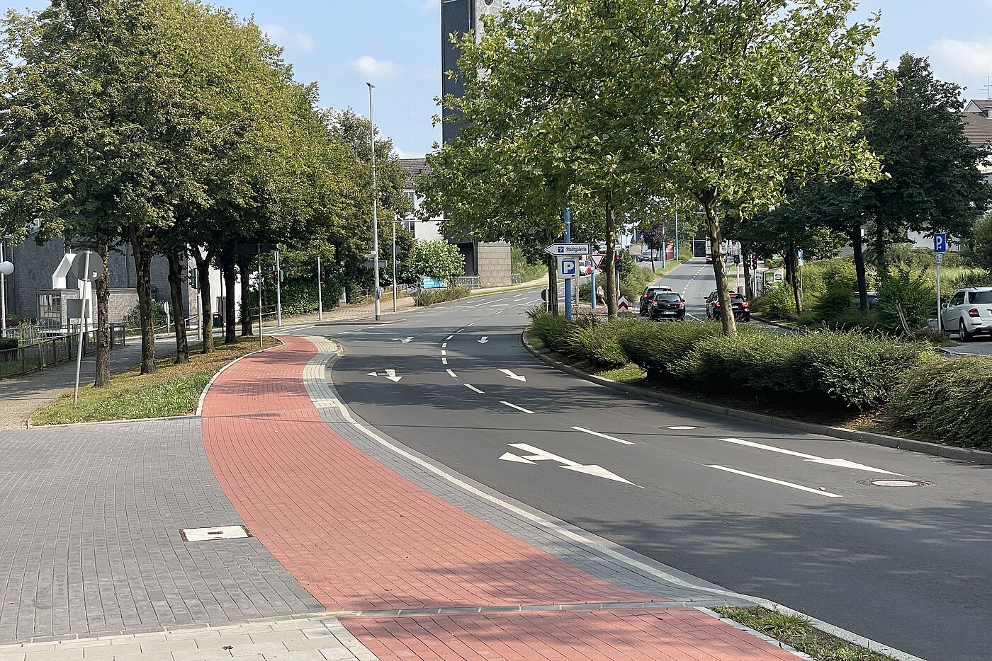 Großzügige Führung des Geh- und Radweges durch Wegfall der Rechtsabbiegerspur