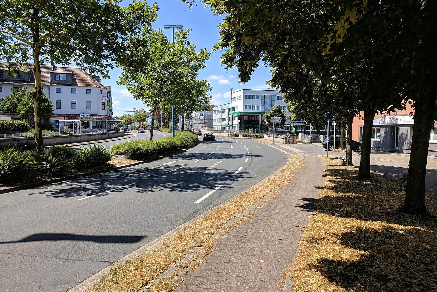 Bild von Kreuzung am Berg - Radweg und Rechtsabbiegerspur