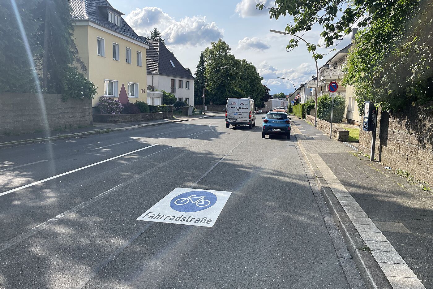 Fahrradstraße Güterstraße Einfahrt mit Piktogramm. Außer Piktogramm keine Veränderungen erkennbar.