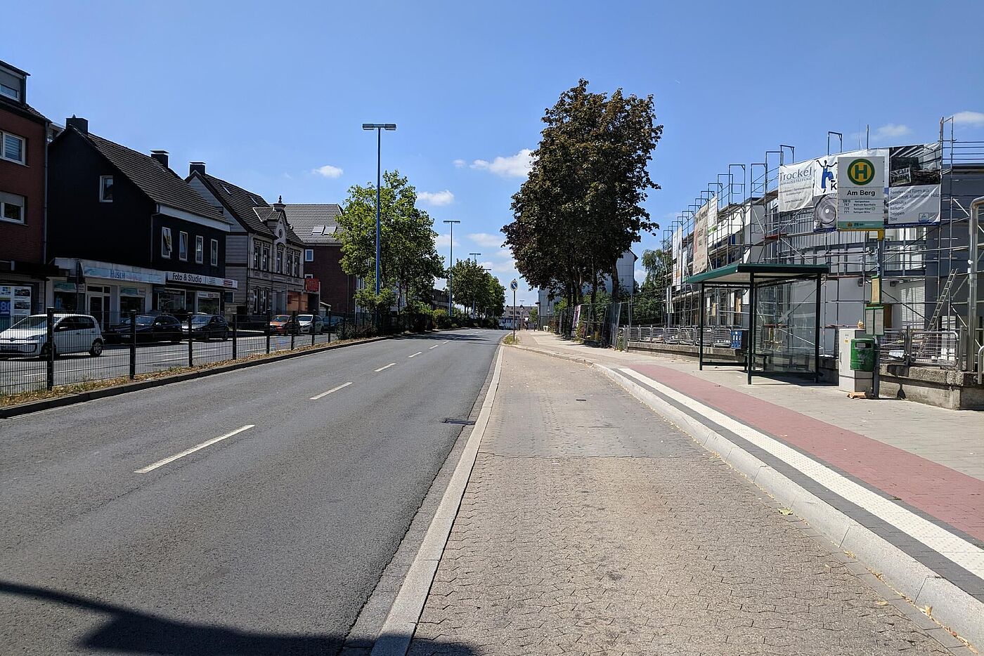 Bild von Kreuzung am Berg - Blick entlang Heiligenhauser Straße (Westen)