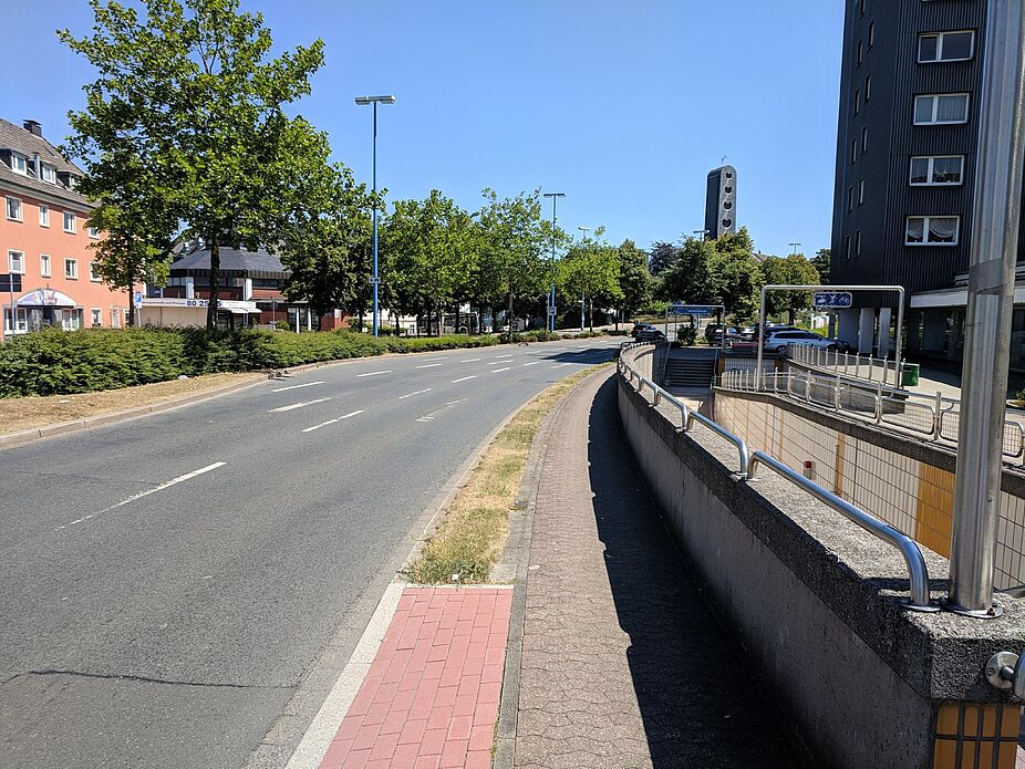 Kreuzung am Berg - Blick Richtung Heidestraße (Osten) Bild von Kreuzung am Berg - Blick Richtung Heidestraße (Osten)