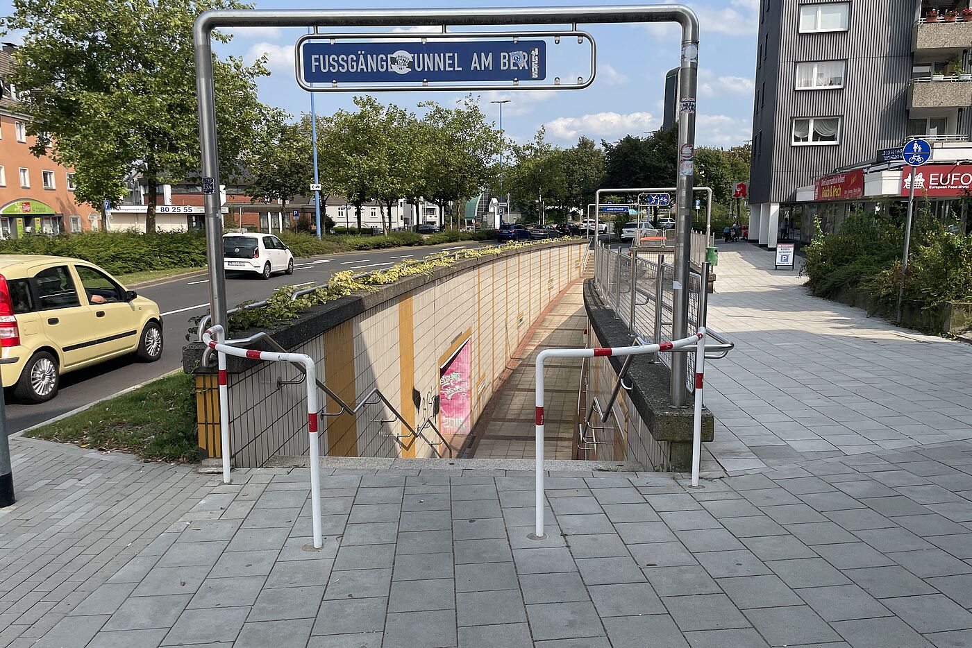 Südlicher Tunneleingang: Schutzgitter signalisieren dem Fußgänger, dass er hier aufpassen muss
