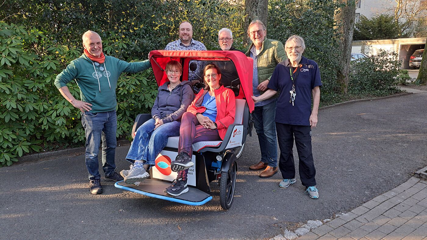 Das Team rund um die Fahrrad-Rikscha