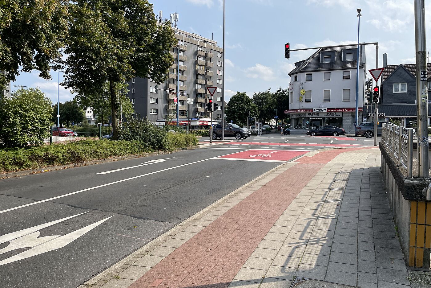 Bestandsführung an der Jahnstraße. Straße und Radweg können alternativ genutzt werden. Die Benutzungspflicht wird aufgehoben