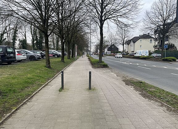 Gefährliche Poller an der Friedrich-Ebert-Straße