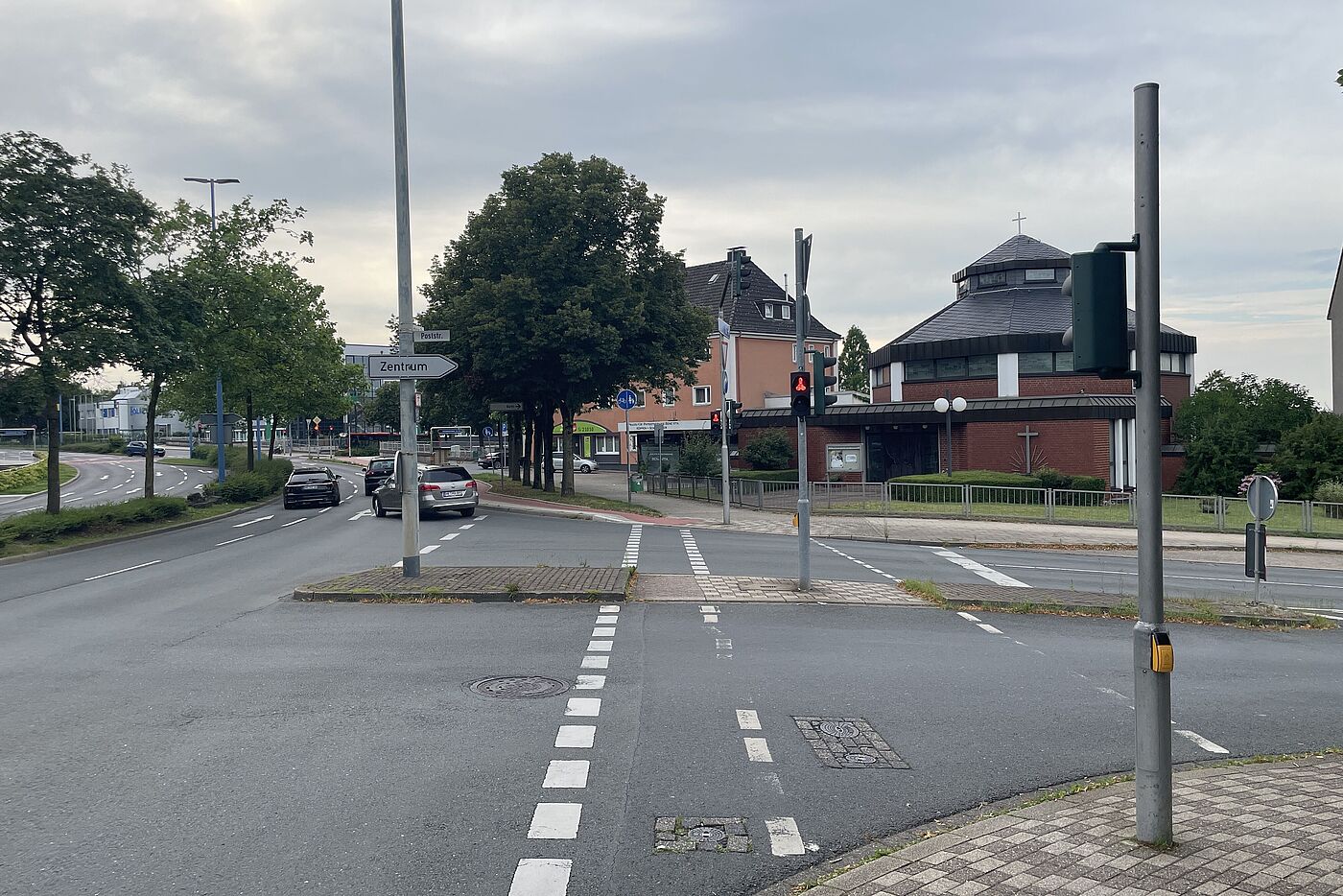 Beginn der neuen Radwegführung an der Poststraße