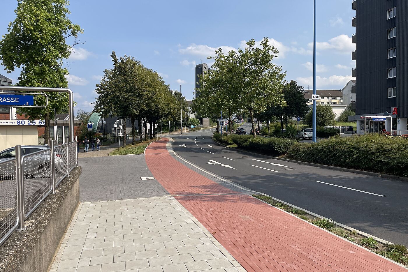 Großzügige Führung des Geh- und Radweges durch Wegfall der Rechtsabbiegerspur