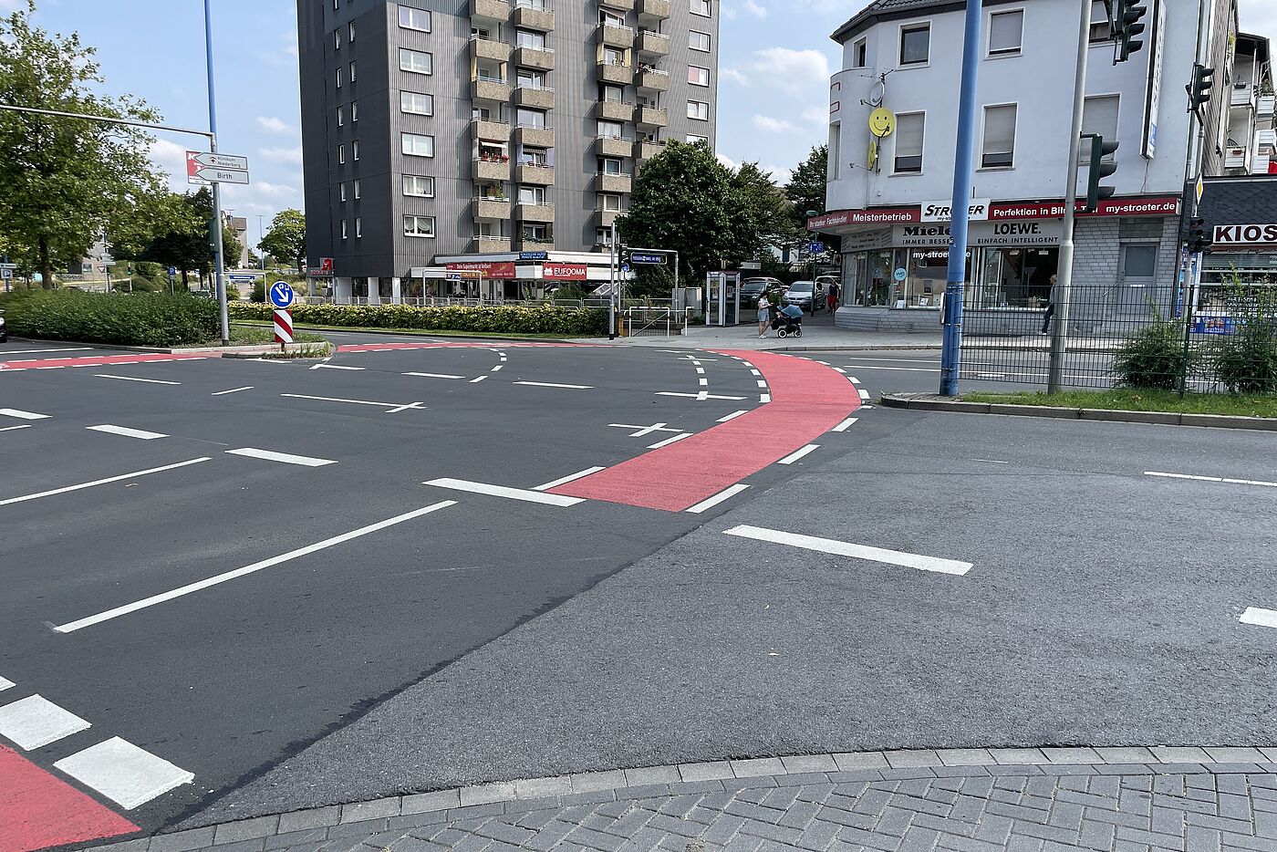 Kreuzung am Berg (Heiligenhauser Straße / Jahnstraße). Rote Markierungen machen Radweg deutlich.