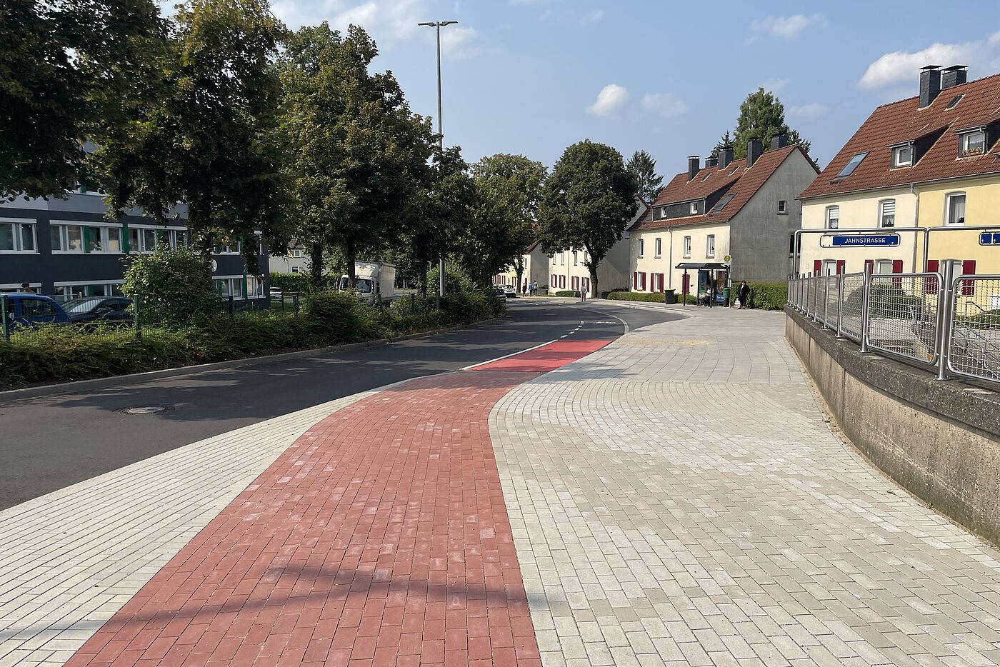 Großzügige Führung des Geh- und Radweges am Tunnel in Richtung Jahnstraße.
