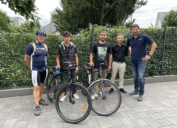 Zwei Fahrräder für den Weg zur Schule