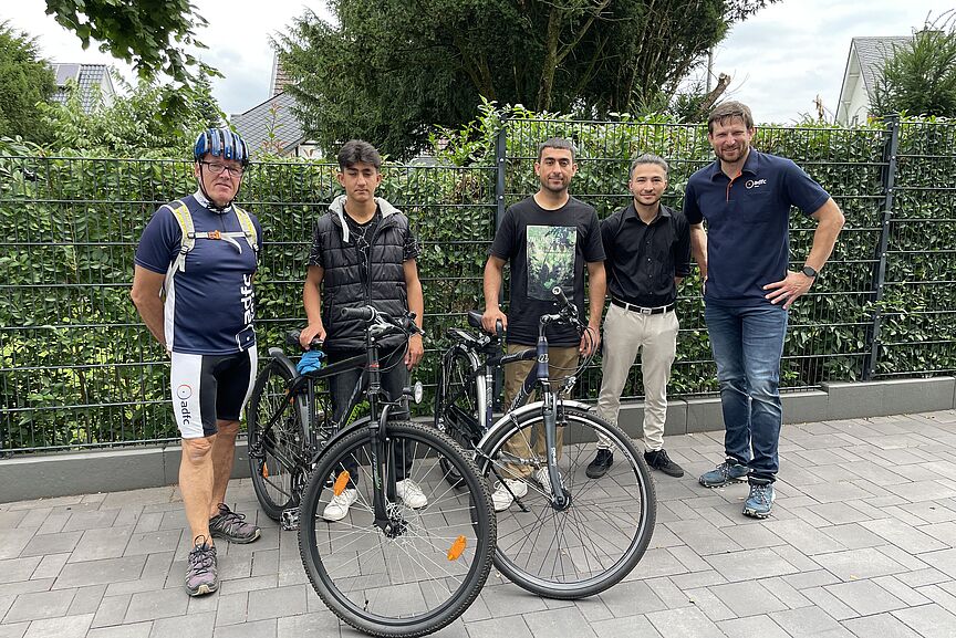 Zwei Fahrräder für den Weg zur Schule Zwei Fahrräder für den Weg zur Schule