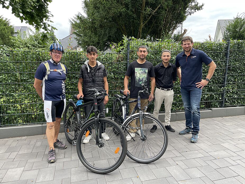 Zwei Fahrräder für den Weg zur Schule
