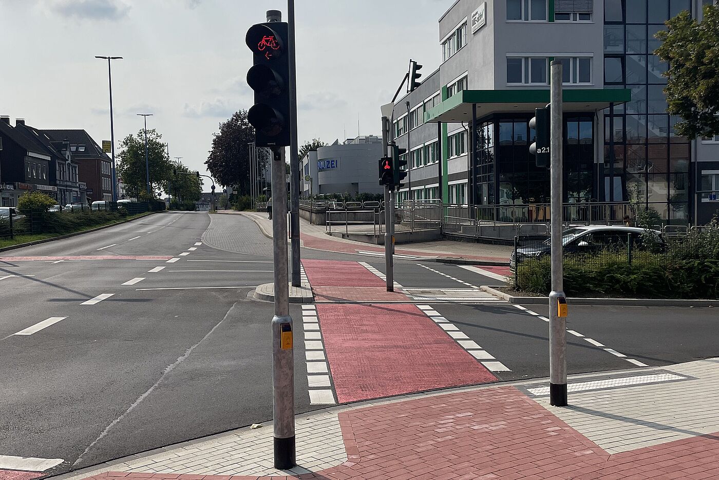 Neue Radfahrerquerung über die Jahnstraße mit sehr hoch hängender großer Radfahrerampel
