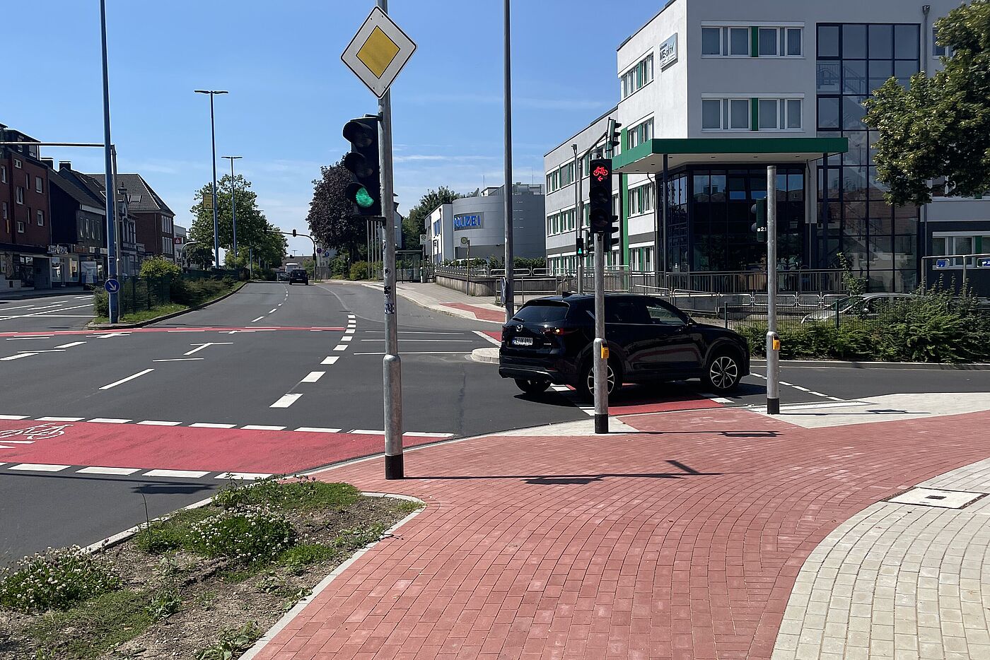 Großzügige Führung des Geh- und Radweges am Tunnel durch Wegfall der Rechtsabbiegerspur